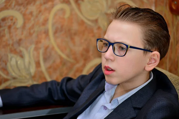 Pojke Med Glasögon Och Kostym Ser Noga — Stockfoto