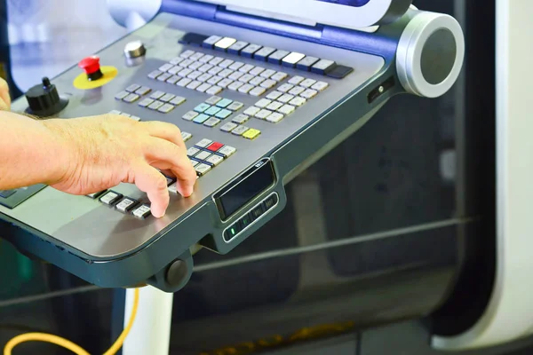 The control panel of the program of work on the control panel of the precision CNC machining center, the processing of the manufacturing process of the metal product at the factory