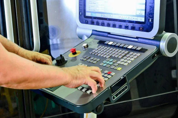 The control panel of the program of work on the control panel of the precision CNC machining center, the processing of the manufacturing process of the metal product at the factory