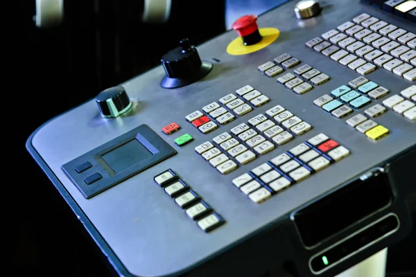 The control panel of the program of work on the control panel of the precision CNC machining center, the processing of the manufacturing process of the metal product at the factory