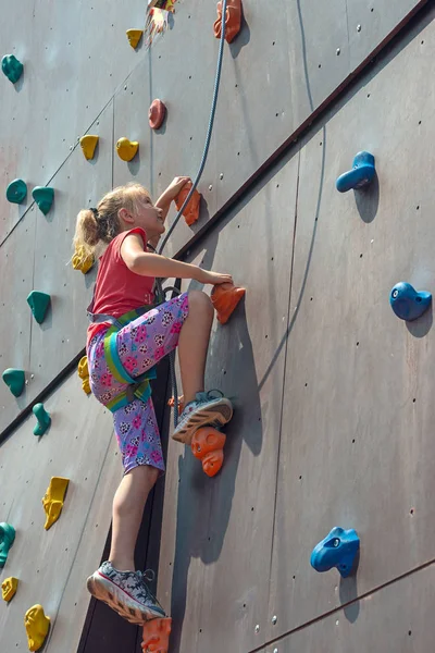 Girl Blonde Climbs Top Artificial Rock Help Safety Rope Engaged — Stock Photo, Image