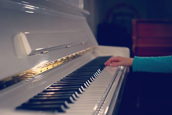 Ręce Białych Klawiszy Piano Gra Melodię Kobiet Ręce Klawiaturze Fortepianu — Zdjęcie stockowe