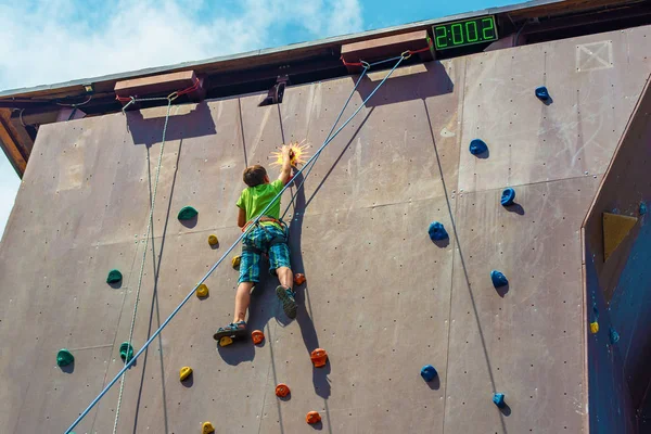 Guy Teenager Climbs Top Artificial Rock Engaged Rock Climbing — Stock Photo, Image