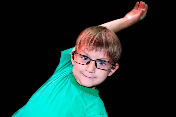 Casual Pojke Glasögon Visar Olika Ansikten Till Kameran Mörk Bakgrund — Stockfoto