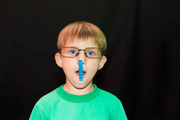 Příležitostné Kluka Brýlích Ukazuje Různé Tváře Fotoaparátu Tmavém Pozadí — Stock fotografie
