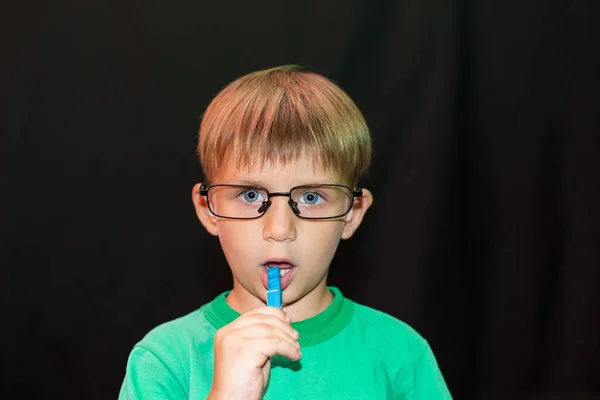 Lässiger Junge Mit Brille Zeigt Der Kamera Verschiedene Gesichter Auf — Stockfoto