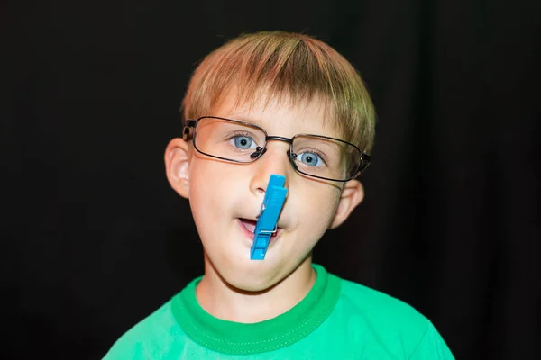 Lässiger Junge Mit Brille Zeigt Der Kamera Verschiedene Gesichter Auf — Stockfoto