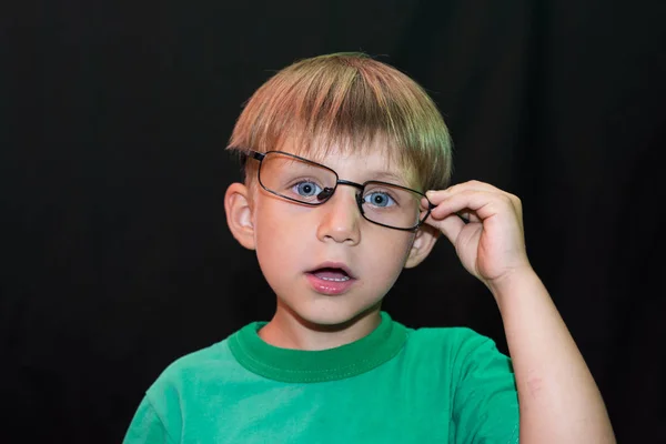 Lässiger Junge Mit Brille Zeigt Der Kamera Verschiedene Gesichter Auf — Stockfoto