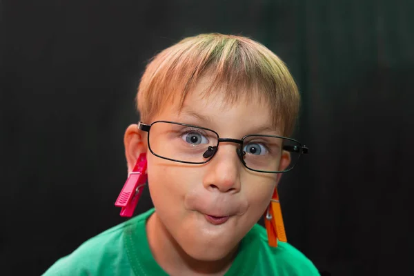 Niño Casual Gafas Muestra Diferentes Caras Cámara Sobre Fondo Oscuro — Foto de Stock