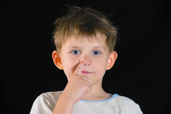 Der Junge Greift Sich Die Nase Und Blickt Die Kamera — Stockfoto