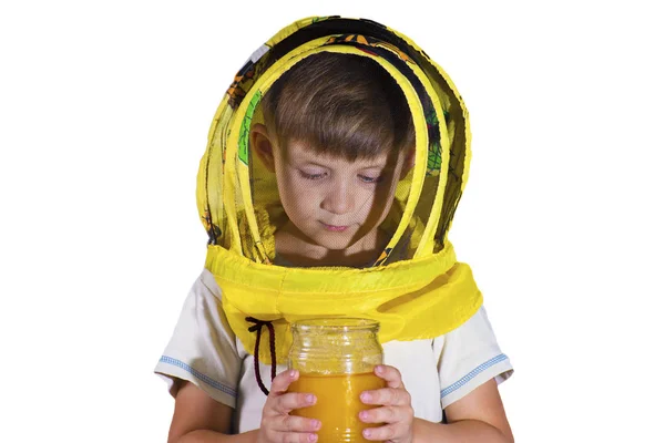 一个戴黄色面具的男孩从一个孤立的背景上的蜜蜂 — 图库照片