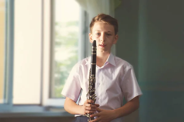 Pojke Med Klarinett Spelar Musik Nära Fönstret — Stockfoto