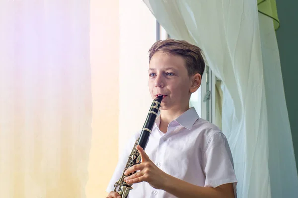 Ragazzo Con Clarinetto Suona Musica Vicino Alla Finestra — Foto Stock