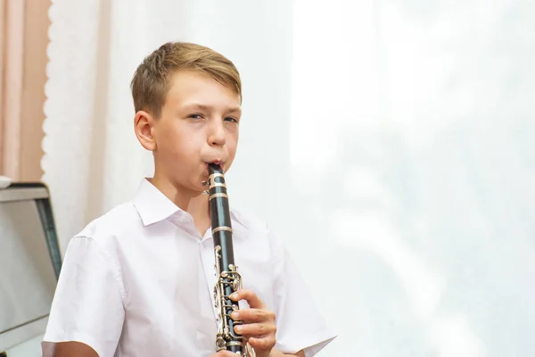 Rapaz Com Clarinete Toca Música Perto Janela — Fotografia de Stock