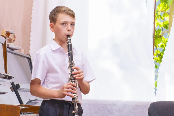 Rapaz Com Clarinete Toca Música Perto Janela — Fotografia de Stock