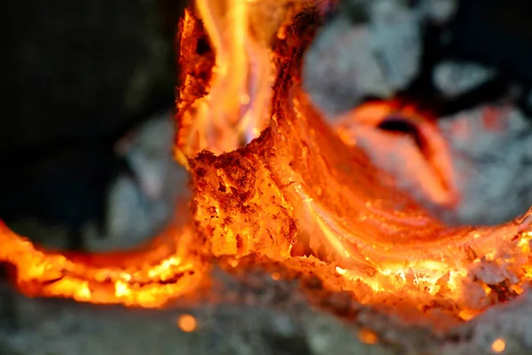 烤箱里的热气 烧焦的煤和柴火的火焰 — 图库照片