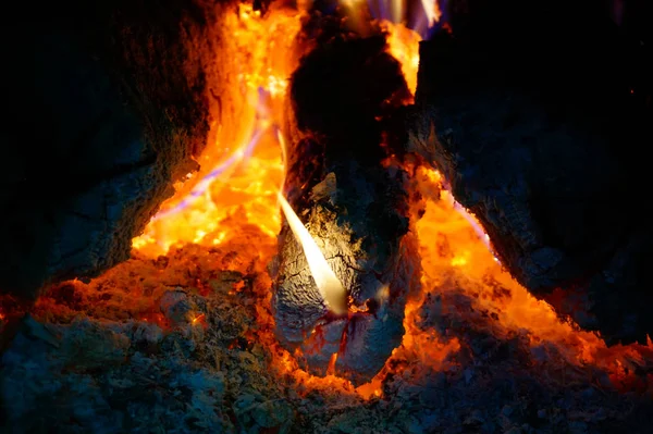 Feuer Kamin Flammenzungen Aus Brennendem Baumstamm Flammen — Stockfoto