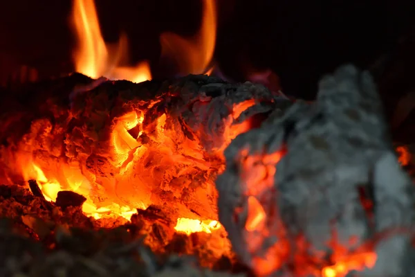 壁炉里的火 燃烧的煤炭燃烧的火焰 — 图库照片