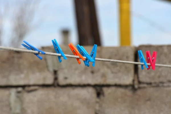 Veelkleurige Plastic Wasknijpers Hangen Van Waslijn Van Het Huis — Stockfoto