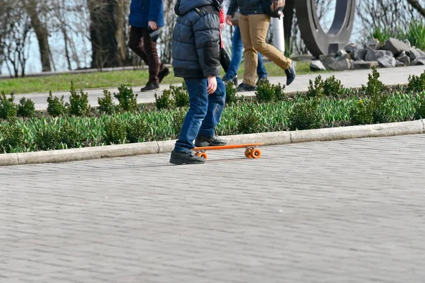 Ein Junge Auf Einem Motorroller Fährt Durch Den Park — Stockfoto