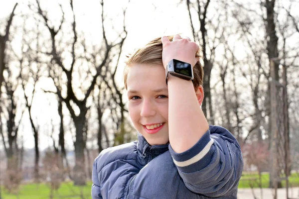 Ragazzo Corregge Capelli Con Mano Con Orologio Intelligente — Foto Stock