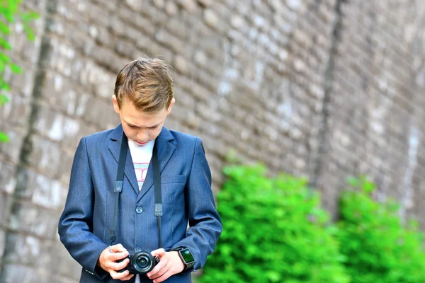 Ein Junge Mit Einer Kamera Auf Der Straße Betrachtet Das — Stockfoto