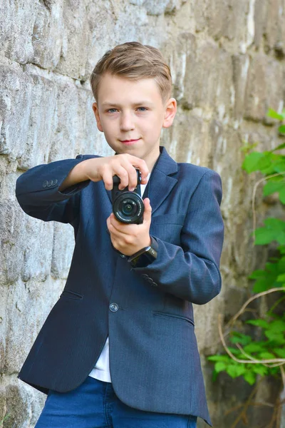 Ragazzo Con Una Macchina Fotografica Impegnato Riprese Fotografiche Scatti Strada — Foto Stock