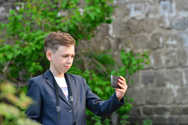 Garçon Avec Une Caméra Fait Selfie Sur Smartphone Dans Rue — Photo