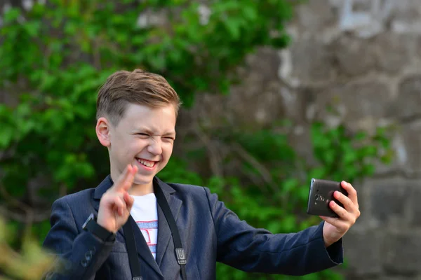 Menino Com Uma Câmera Faz Selfie Smartphone Rua — Fotografia de Stock