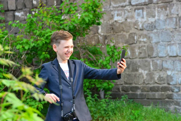 Een Jongen Met Een Camera Doet Selfie Een Smartphone Straat — Stockfoto