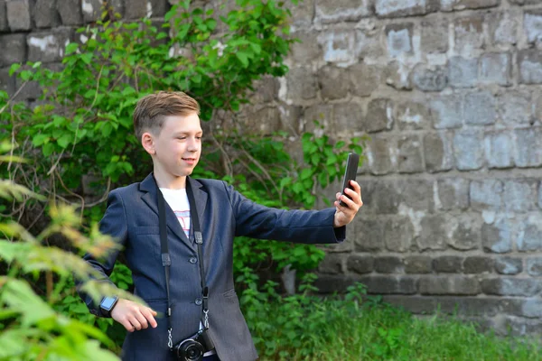Een Jongen Met Een Camera Doet Selfie Een Smartphone Straat — Stockfoto