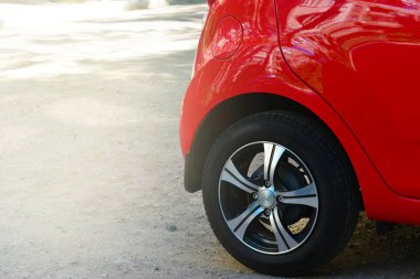 Kırmızı araba tekerleği ile arkası