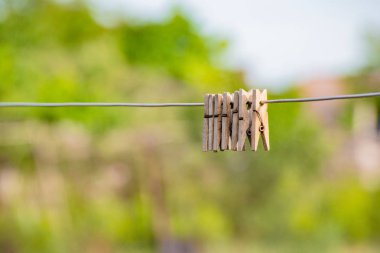 Ahşap clothespins ÇELIK hafif bir arka plan üzerinde asılı