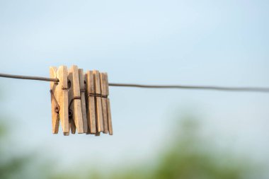 Ahşap clothespins ÇELIK hafif bir arka plan üzerinde asılı