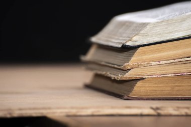 Açık kitaplar birbirinin üstüne masanın üstüne yalan. Kütüphane, eğitim. Metin için boş yer.