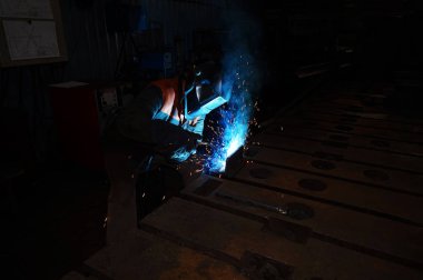 Yakın çekim çalışmaları için iş yerinde Kaynakçı Kaynak ile parçalar katılmadan.