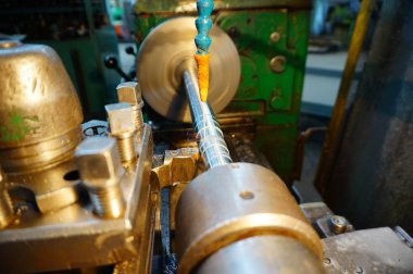 Torna içinde yüklü metal parça işleme için hazırdır.