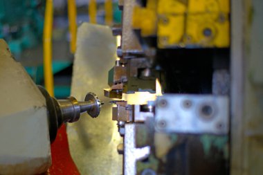 metal işleme endüstrisi: Metal kesme, dişli kesme imalat parçaları ve gears ile petrol üretiminde soğutma tarafından işleme sanayi.