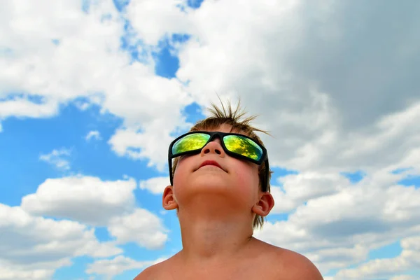 Een Kleine Jongen Kijkt Naar Bewolkte Hemel Met Bril Wolken — Stockfoto