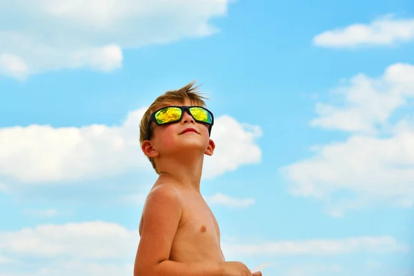 Een Kleine Jongen Kijkt Naar Bewolkte Hemel Met Bril Wolken — Stockfoto