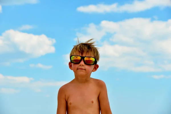 Mały Chłopiec Patrzy Zachmurzone Niebo Okulary Chmury Odzwierciedlane Szkle Żółte — Zdjęcie stockowe