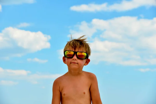 Een Kleine Jongen Kijkt Naar Bewolkte Hemel Met Bril Wolken — Stockfoto