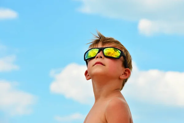 Een Kleine Jongen Kijkt Naar Bewolkte Hemel Met Bril Wolken — Stockfoto