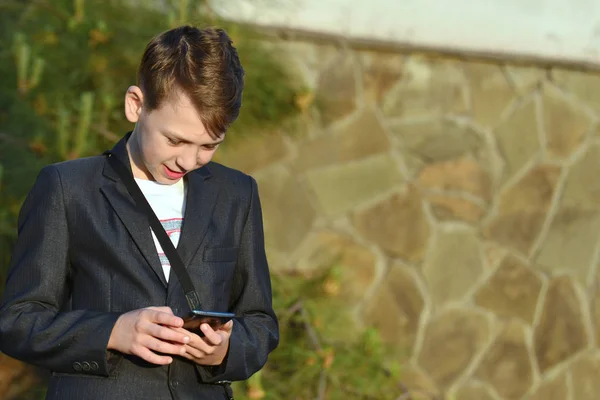 Pojke Med Smartphone Läser Ett Meddelande Smartphone — Stockfoto