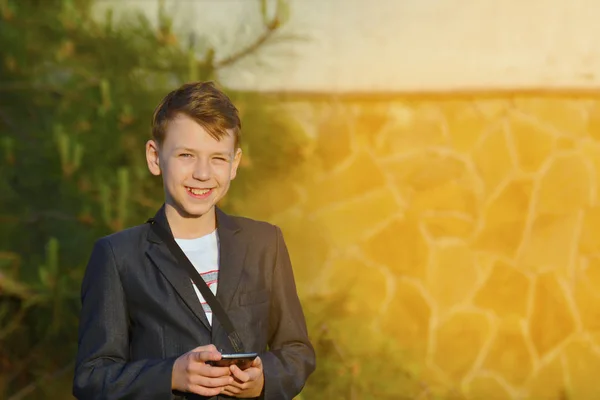 Niño Con Smartphone Lee Mensaje Smartphone Mira Cámara —  Fotos de Stock