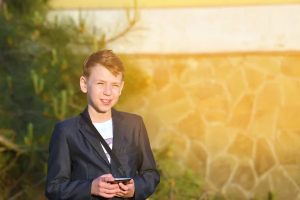 Ragazzo Con Uno Smartphone Legge Messaggio Nello Smartphone Guarda Fotocamera — Foto Stock