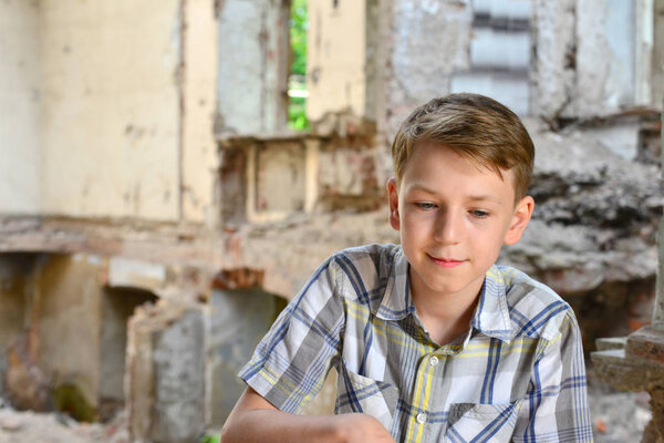 Маленькие сироты остались без жилья и стояли возле руин здания в результате военного конфликта, пожара и землетрясения. Производство фотографий
.