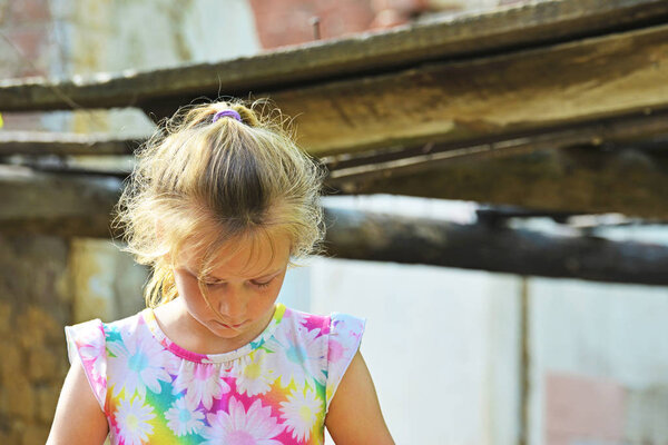 Маленькие сироты остались без жилья и стояли возле руин здания в результате военного конфликта, пожара и землетрясения. Производство фотографий
.