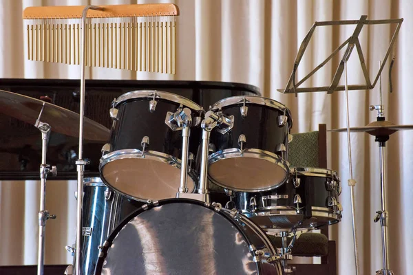 Барабан Чорному Фоні Фортепіано Концертному Залі — стокове фото