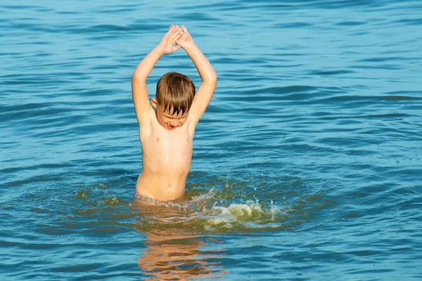 Der Junge Steht Einem Sommertag Meerwasser Auf Dem Ozean — Stockfoto